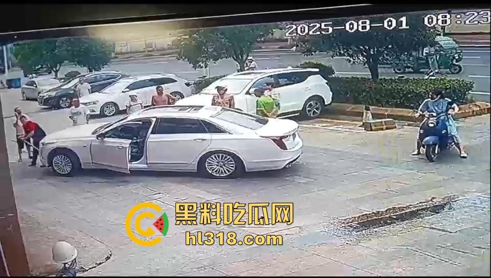 珍爱生命远离女司机！这是多倒霉呀，骑个电动车在路边停车场摔倒，被女司机碾压过去，这都看不到吗？-9