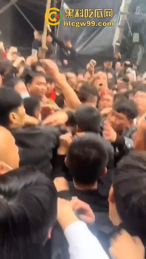 广东潮汕迎老爷因抢香炉爆发冲突，两边人马大大出手，好好的一个迎神活动搞成这样为啥呀！-3