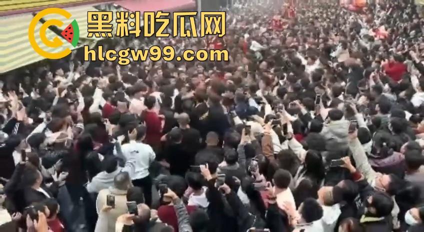 广东潮汕迎老爷因抢香炉爆发冲突，两边人马大大出手，好好的一个迎神活动搞成这样为啥呀！-5