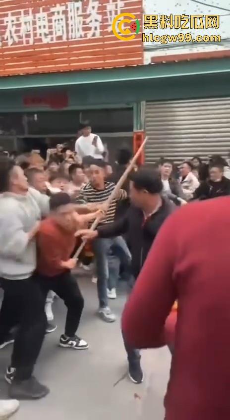 广东潮汕迎老爷因抢香炉爆发冲突，两边人马大大出手，好好的一个迎神活动搞成这样为啥呀！-10