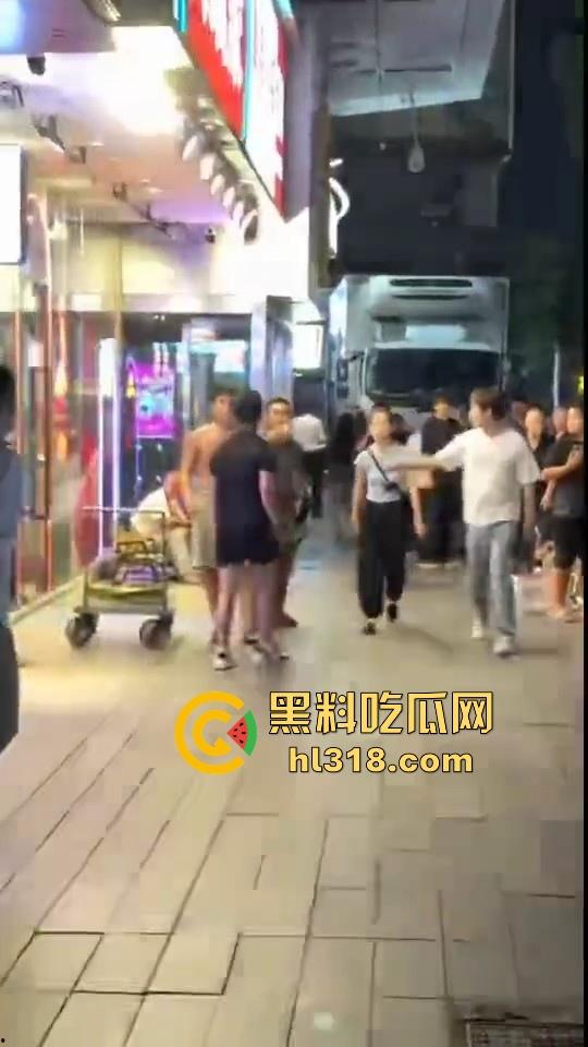 街头拳王大赛激烈上演，四男一女混合拳击，女的本来是拦开的，结果裸体男上来就一个大摆锤击倒，堪比UFC现场！-1