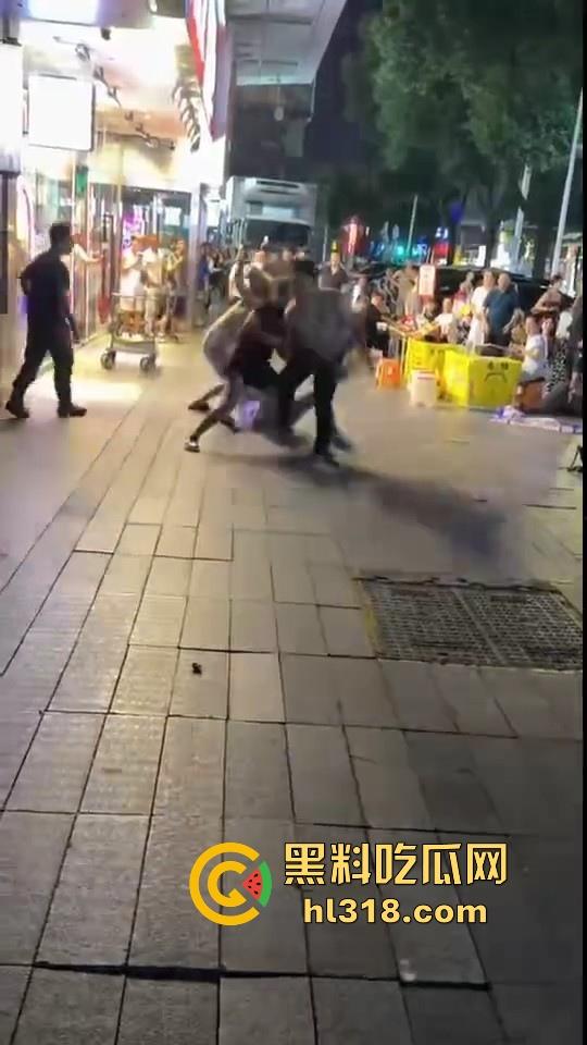 街头拳王大赛激烈上演，四男一女混合拳击，女的本来是拦开的，结果裸体男上来就一个大摆锤击倒，堪比UFC现场！-5