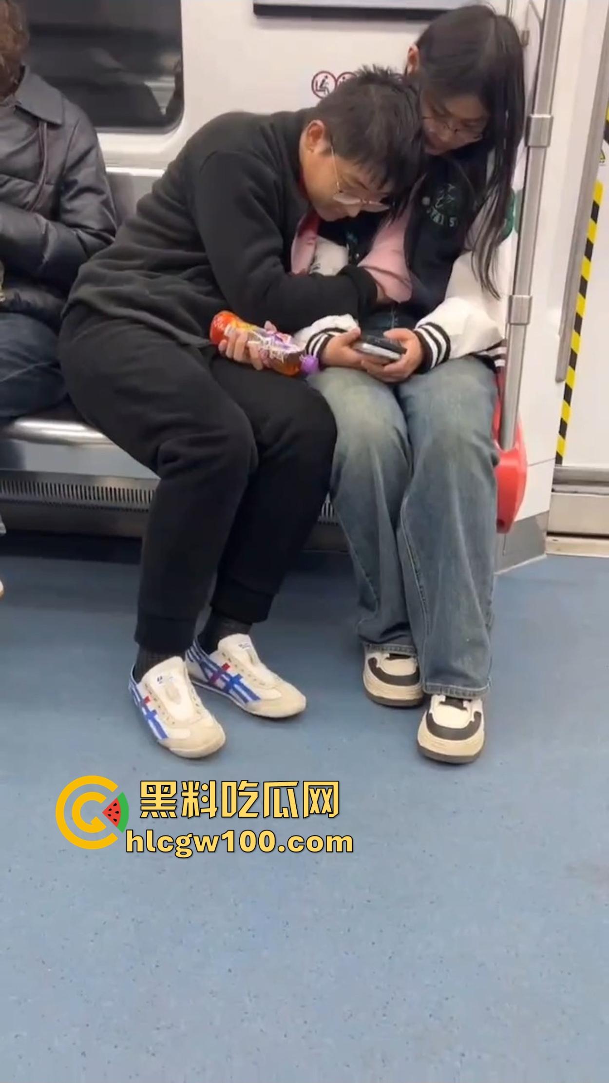 南京地铁上演活春宫，小情侣车厢摸奶上头，手伸进衣服揉得起劲，差点拖裤直接开干，你们是有多饥渴？-7