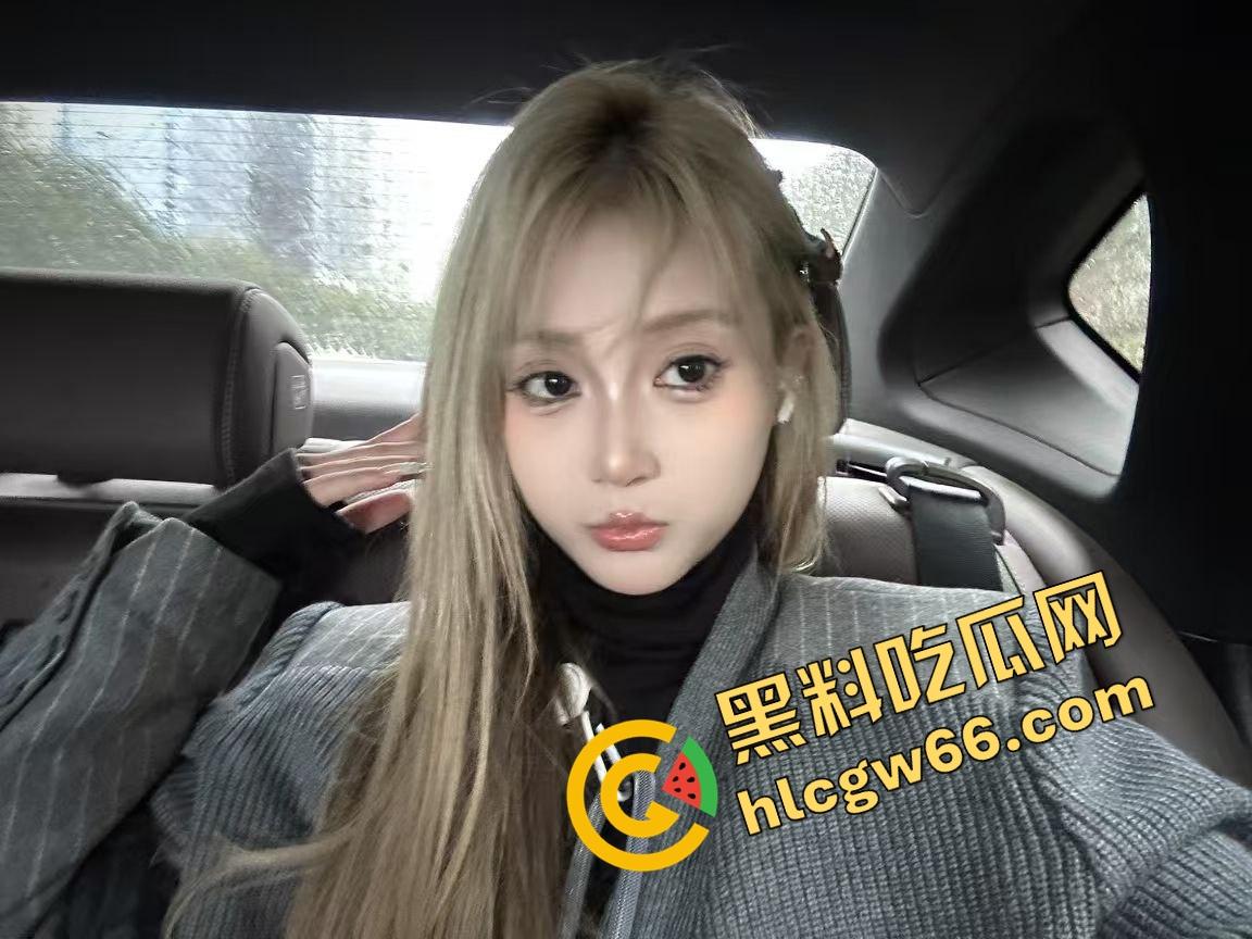 瓜友分享周六黑丝骚母狗副驾上车就让摸逼，黑丝真空淫叫连连，还没开到酒店鸡儿就硬得不行！-1