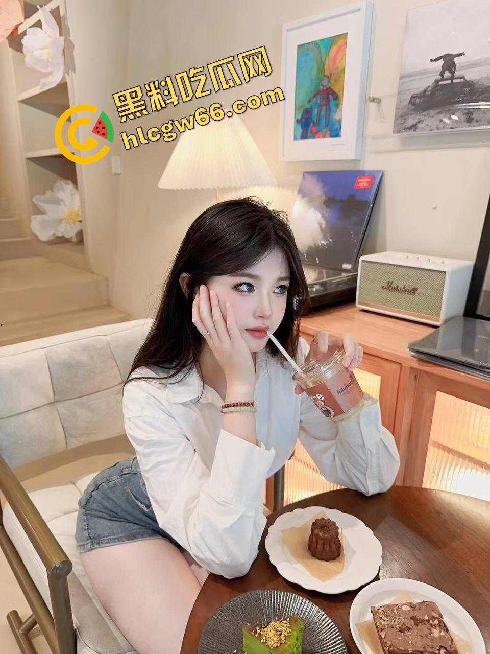 瓜友分享周六黑丝骚母狗副驾上车就让摸逼，黑丝真空淫叫连连，还没开到酒店鸡儿就硬得不行！-3