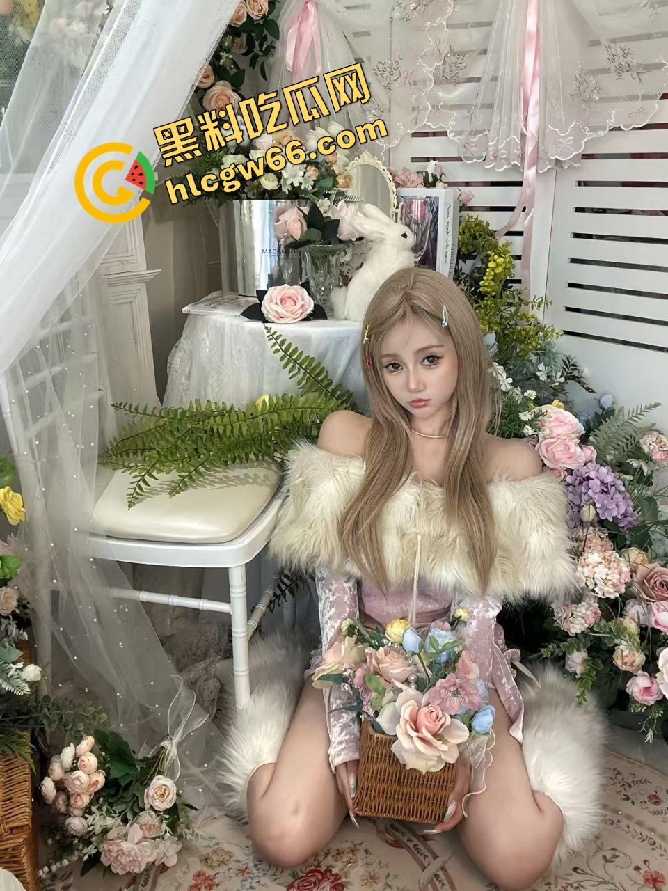 瓜友分享周六黑丝骚母狗副驾上车就让摸逼，黑丝真空淫叫连连，还没开到酒店鸡儿就硬得不行！-4