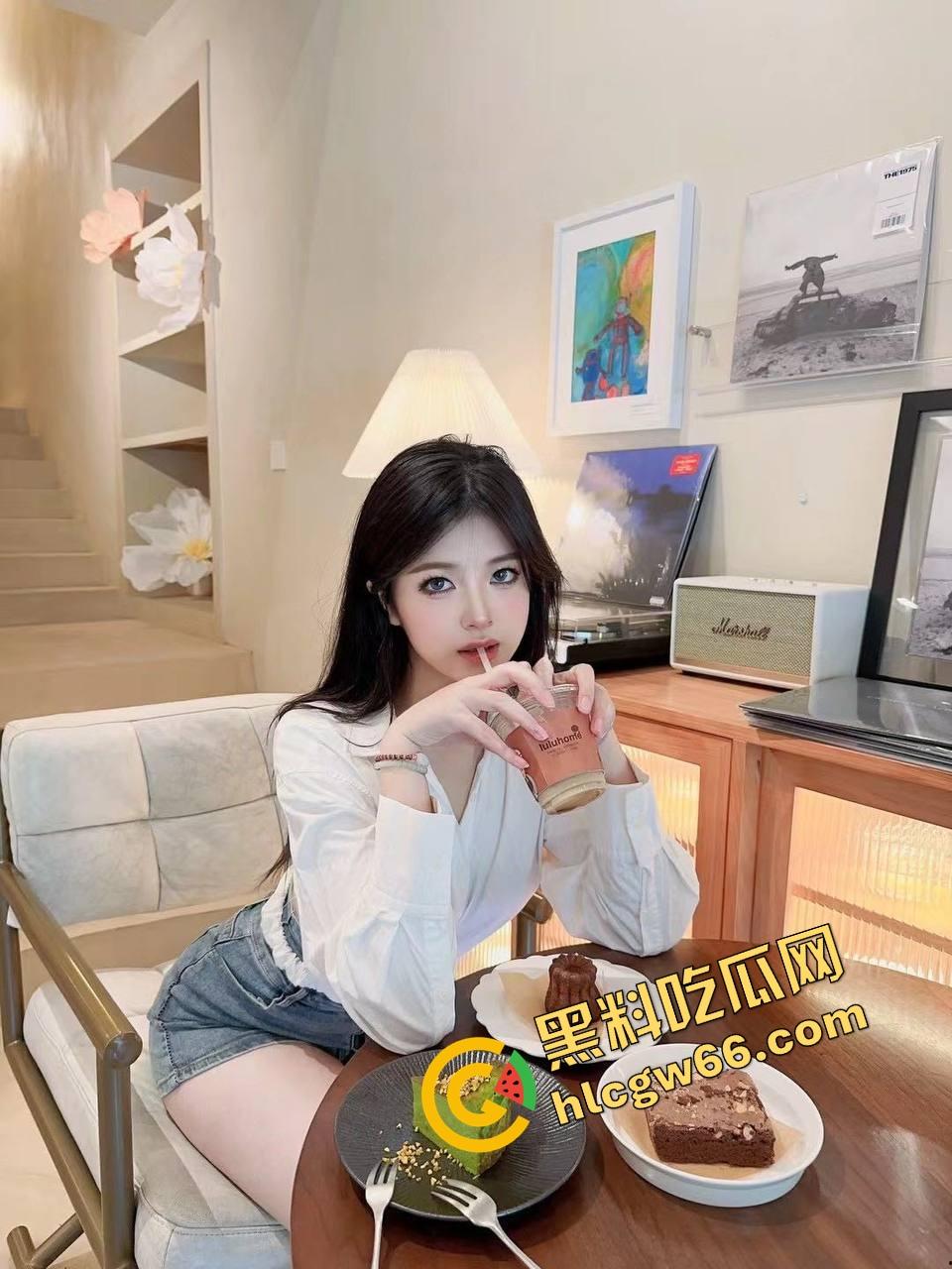 瓜友分享周六黑丝骚母狗副驾上车就让摸逼，黑丝真空淫叫连连，还没开到酒店鸡儿就硬得不行！-8