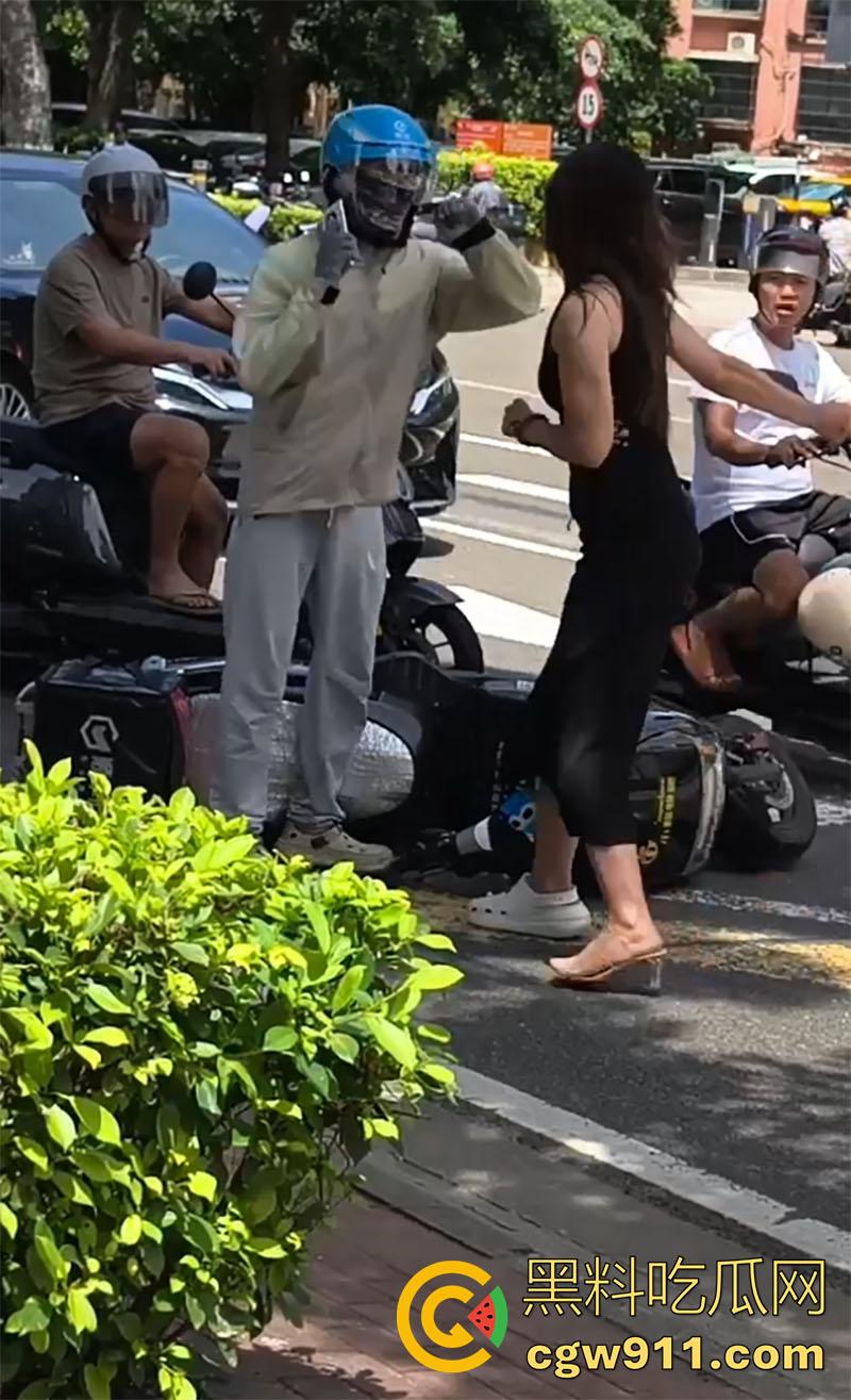 海口小仙女司机，和外卖小哥打架，当场撒泼别车后，还先动手打人，后面还摇人了，女司机最后被警察拷走。-2