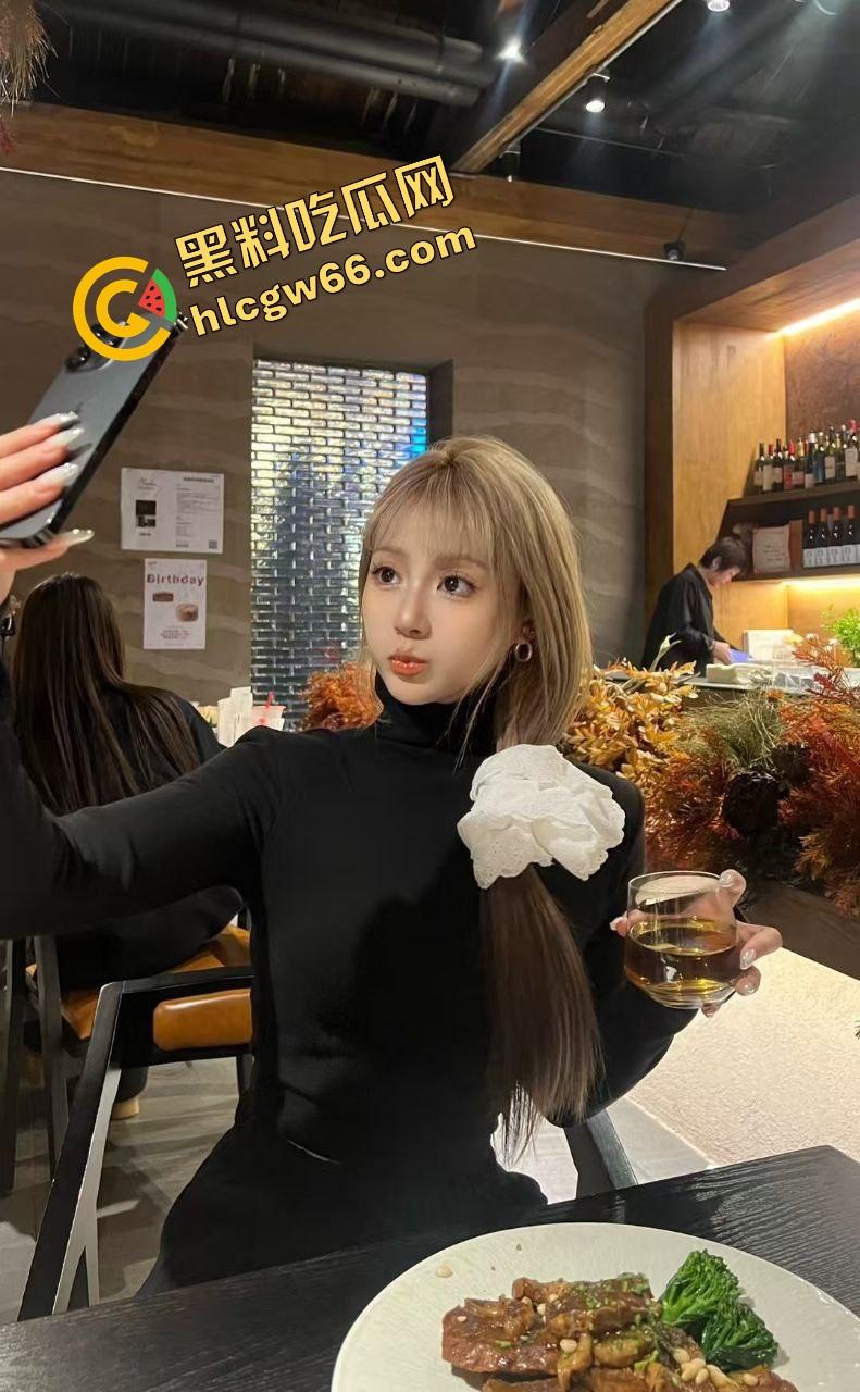 瓜友分享周六黑丝骚母狗副驾上车就让摸逼，黑丝真空淫叫连连，还没开到酒店鸡儿就硬得不行！-11