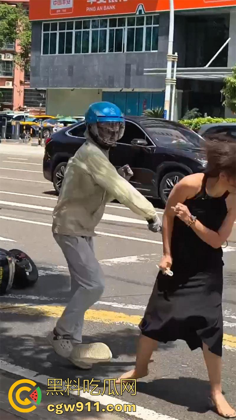 海口小仙女司机，和外卖小哥打架，当场撒泼别车后，还先动手打人，后面还摇人了，女司机最后被警察拷走。-5