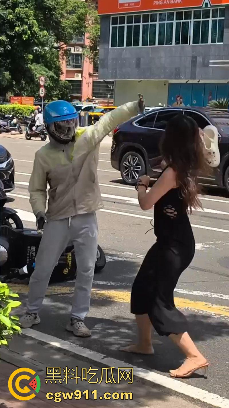 海口小仙女司机，和外卖小哥打架，当场撒泼别车后，还先动手打人，后面还摇人了，女司机最后被警察拷走。-6