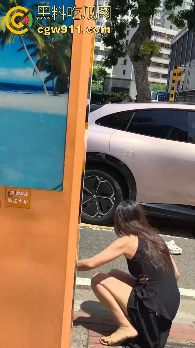 海口小仙女司机，和外卖小哥打架，当场撒泼别车后，还先动手打人，后面还摇人了，女司机最后被警察拷走。-8