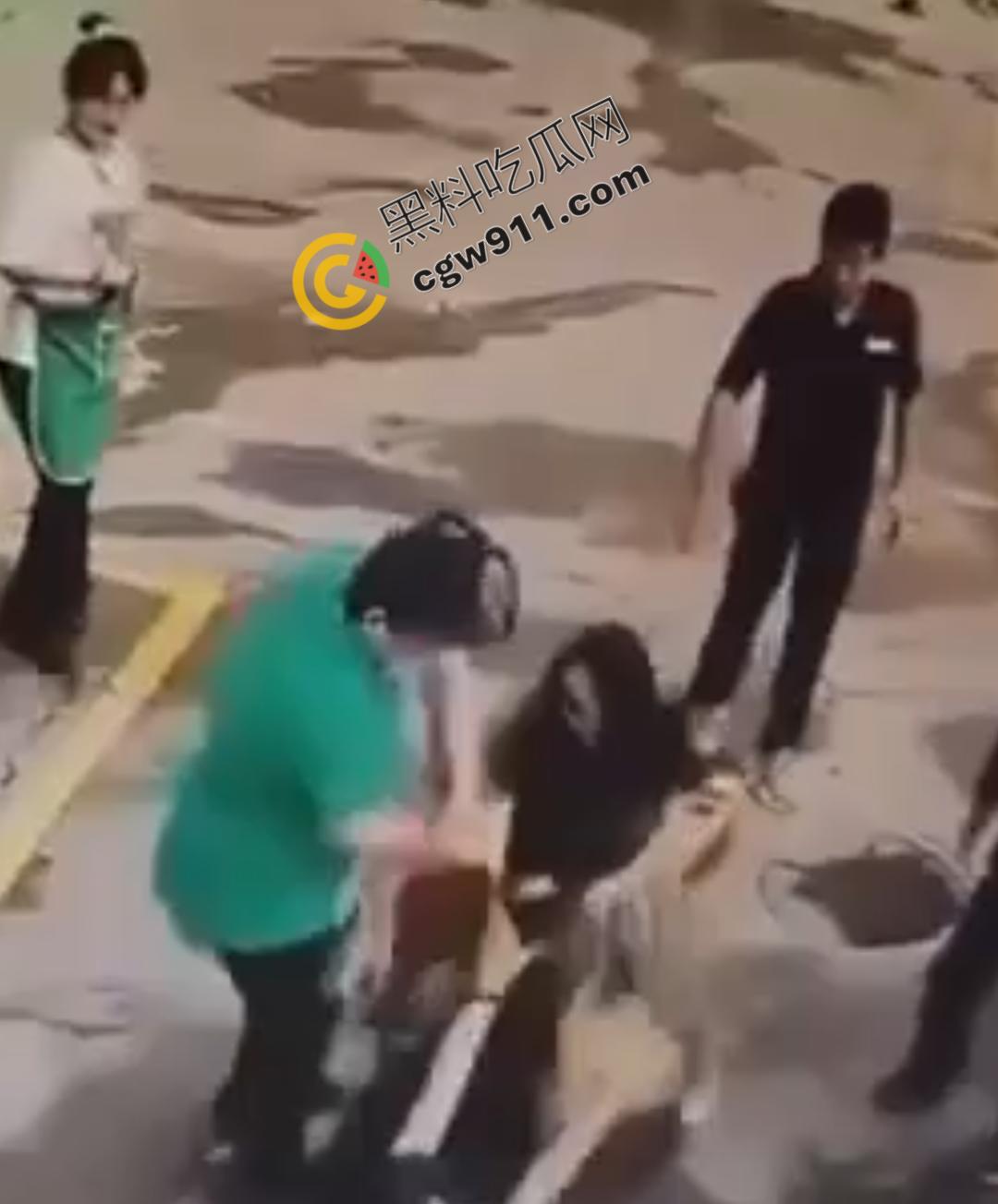 惊悚街头血腥惨案:17岁少女暴怒狂刺小三,刀刀致命,小三惨死街头,血腥残酷场面震惊全网-7