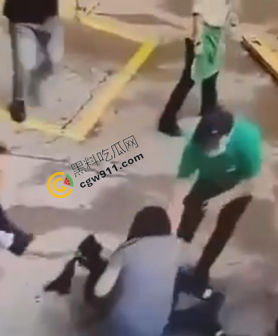 惊悚街头血腥惨案:17岁少女暴怒狂刺小三,刀刀致命,小三惨死街头,血腥残酷场面震惊全网-9