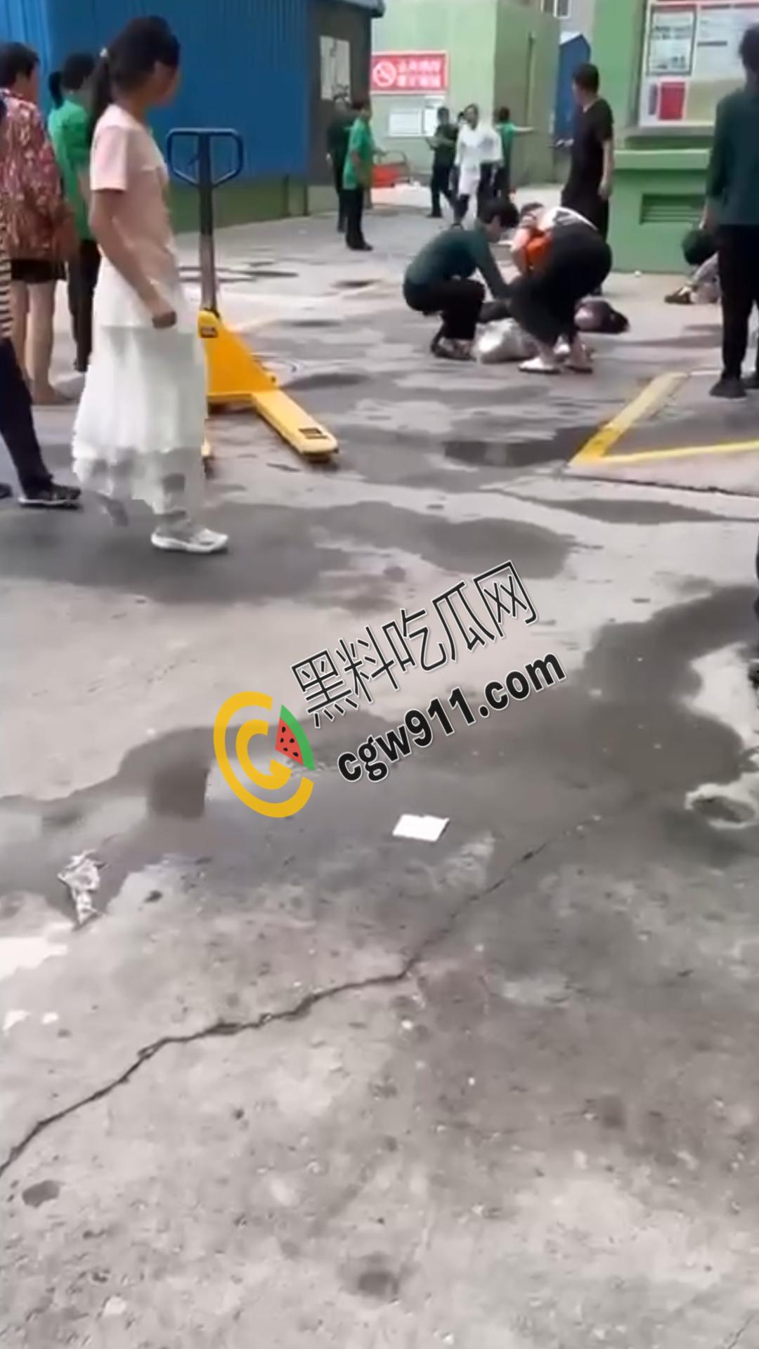 惊悚街头血腥惨案:17岁少女暴怒狂刺小三,刀刀致命,小三惨死街头,血腥残酷场面震惊全网-11