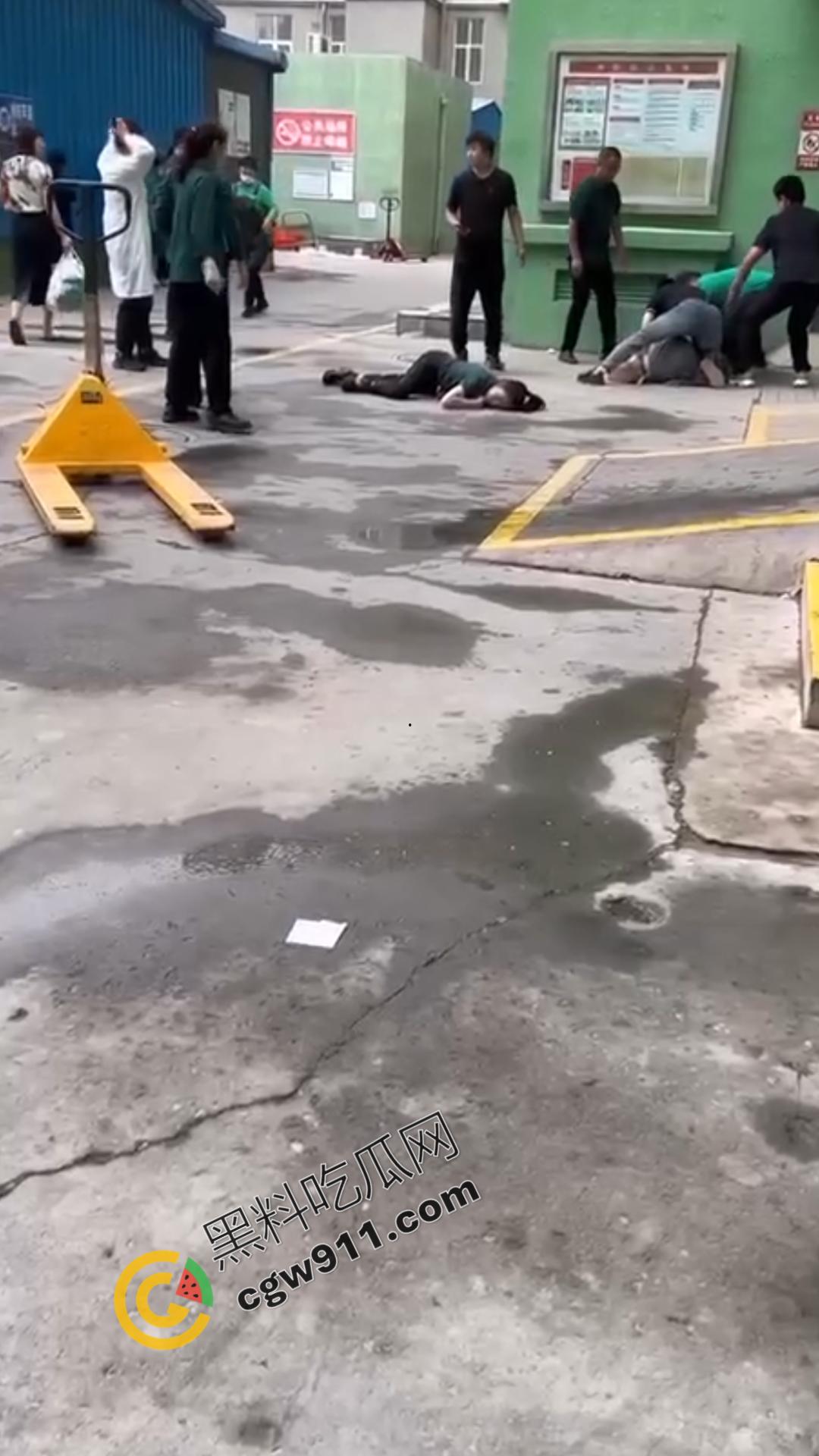 惊悚街头血腥惨案:17岁少女暴怒狂刺小三,刀刀致命,小三惨死街头,血腥残酷场面震惊全网-12