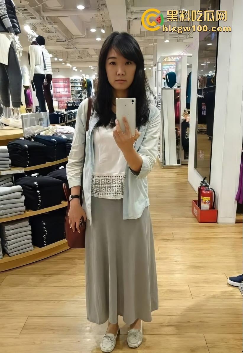 陕西极品少妇【吴菲】居家做爱自拍流出，叫床声诱人紧闭双眼享受其中，骚得让人直起反应！-2