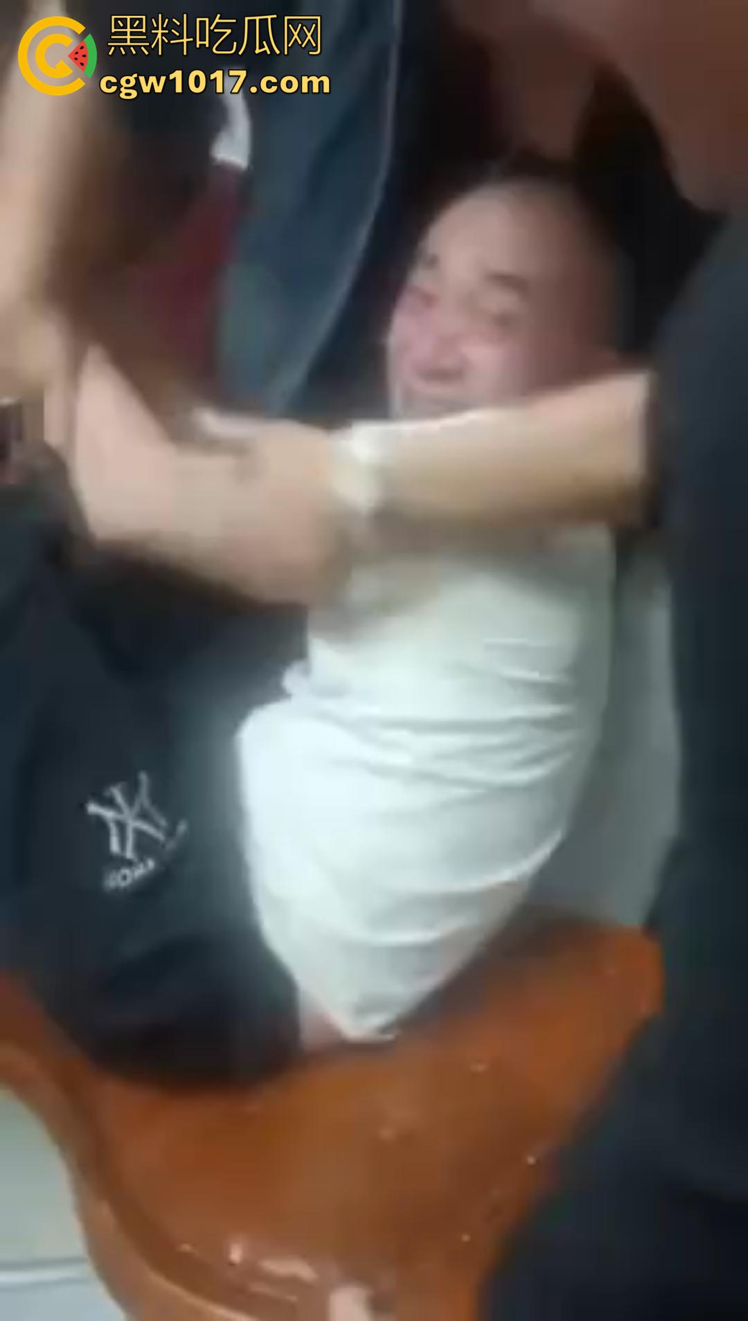 三十如狼四十如虎！一群饥渴熟女当场扒光男人裤子，疯抢着坐上去榨精！-1