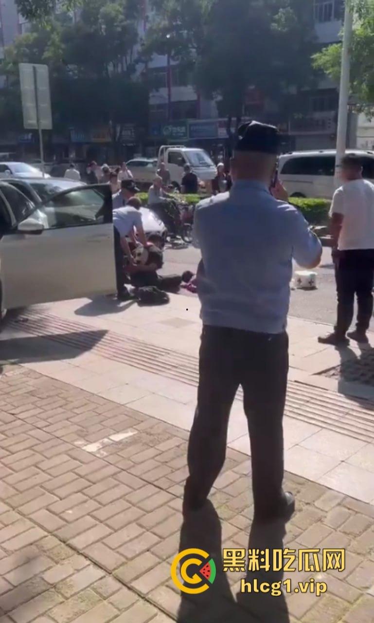 山西长治 第七中学学校门口  一男子被砍身亡！-6