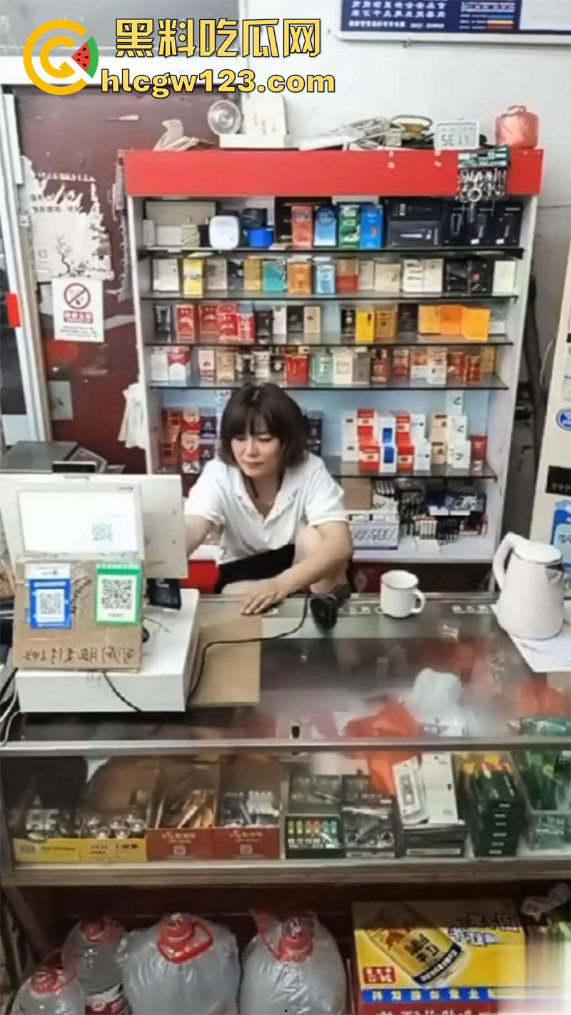 超市寂寞骚逼老板娘，一边和绿帽老公视频，一边无内露穴勾引客人，这就是露出的刺激么！-3