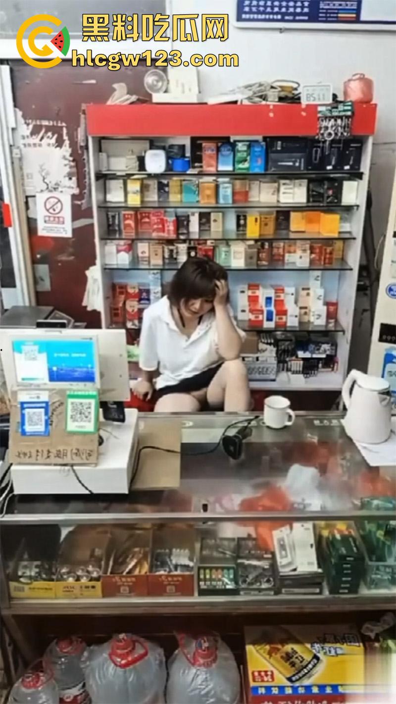超市寂寞骚逼老板娘，一边和绿帽老公视频，一边无内露穴勾引客人，这就是露出的刺激么！-5