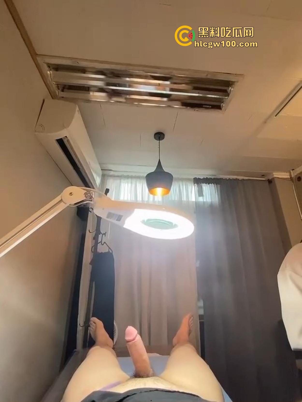 韩国美女护理师的无痛脱毛服务让人顶不住,脱毛膏没抹几下,鸡巴硬到小姐姐看懵陷入沉思,脱毛膏都快抹不稳了!-1