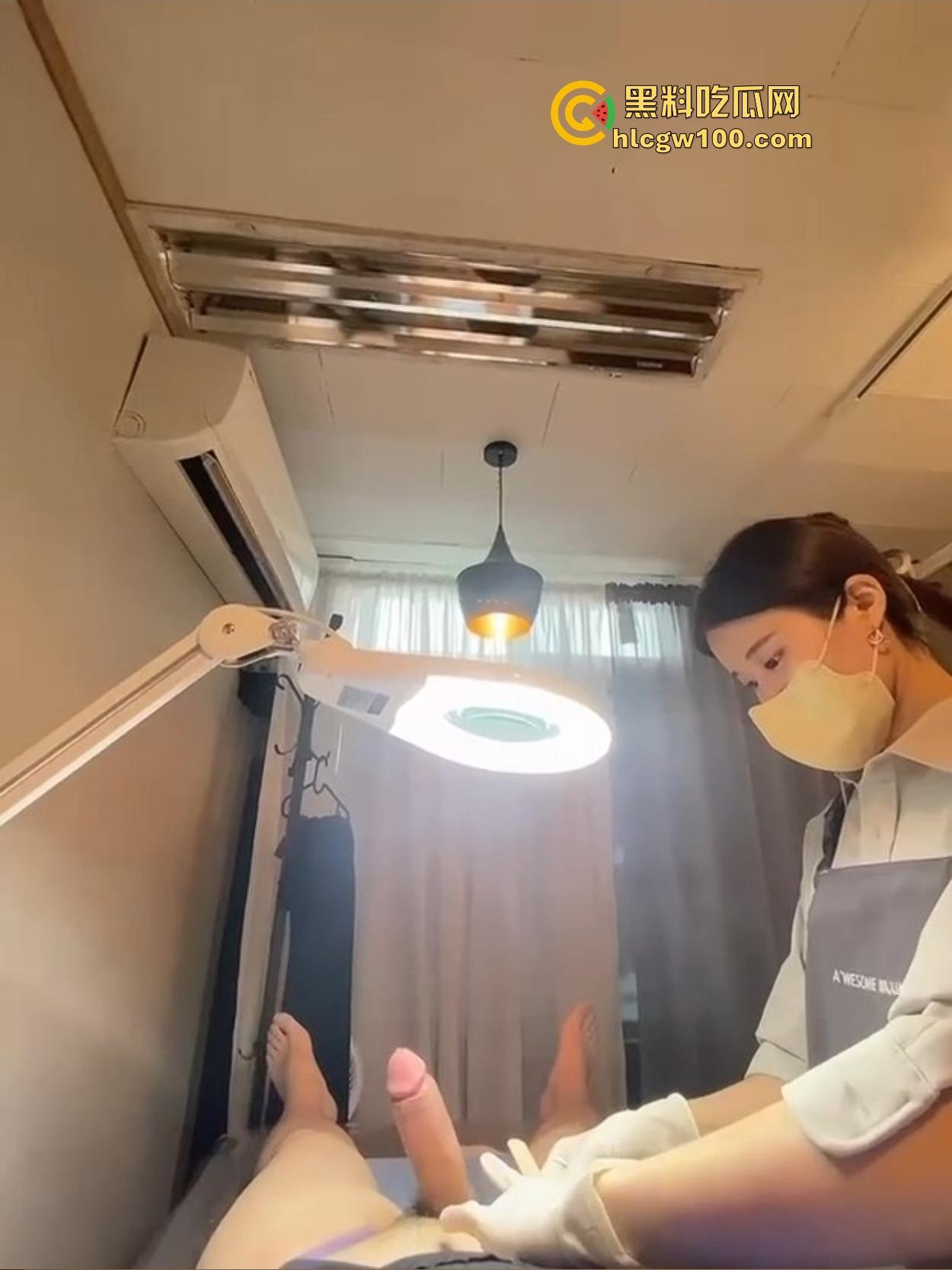 韩国美女护理师的无痛脱毛服务让人顶不住,脱毛膏没抹几下,鸡巴硬到小姐姐看懵陷入沉思,脱毛膏都快抹不稳了!-2