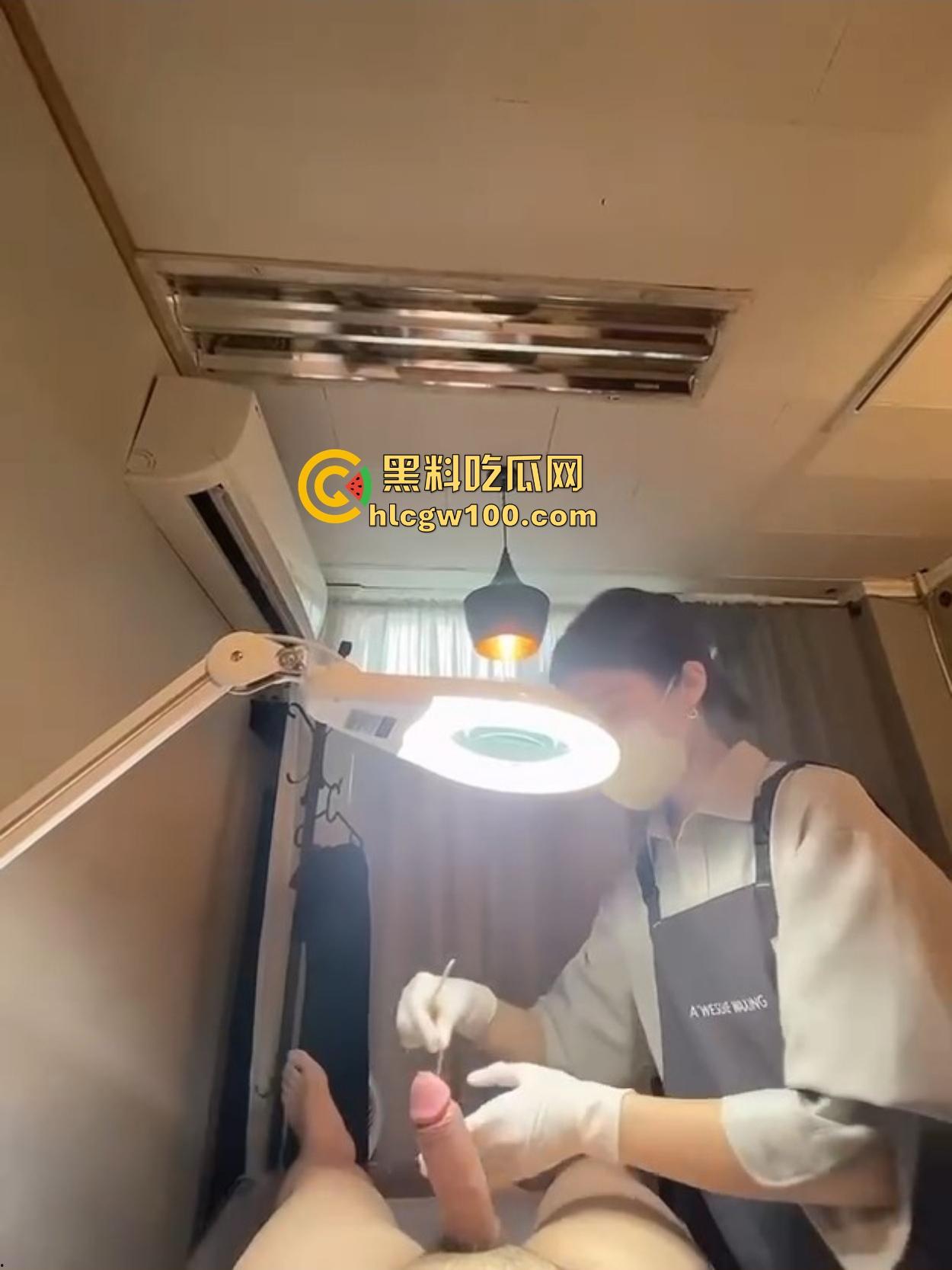 韩国美女护理师的无痛脱毛服务让人顶不住,脱毛膏没抹几下,鸡巴硬到小姐姐看懵陷入沉思,脱毛膏都快抹不稳了!-3