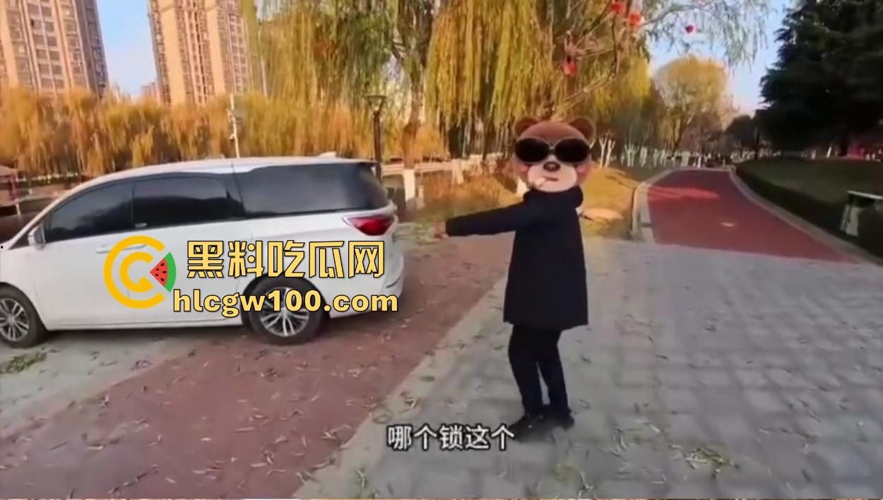 东北老哥带干女儿车震玩情趣，巴黎世家丝袜手铐搞翻车，逼都日完了手铐打不开，开锁师傅现场无语凝噎！-3