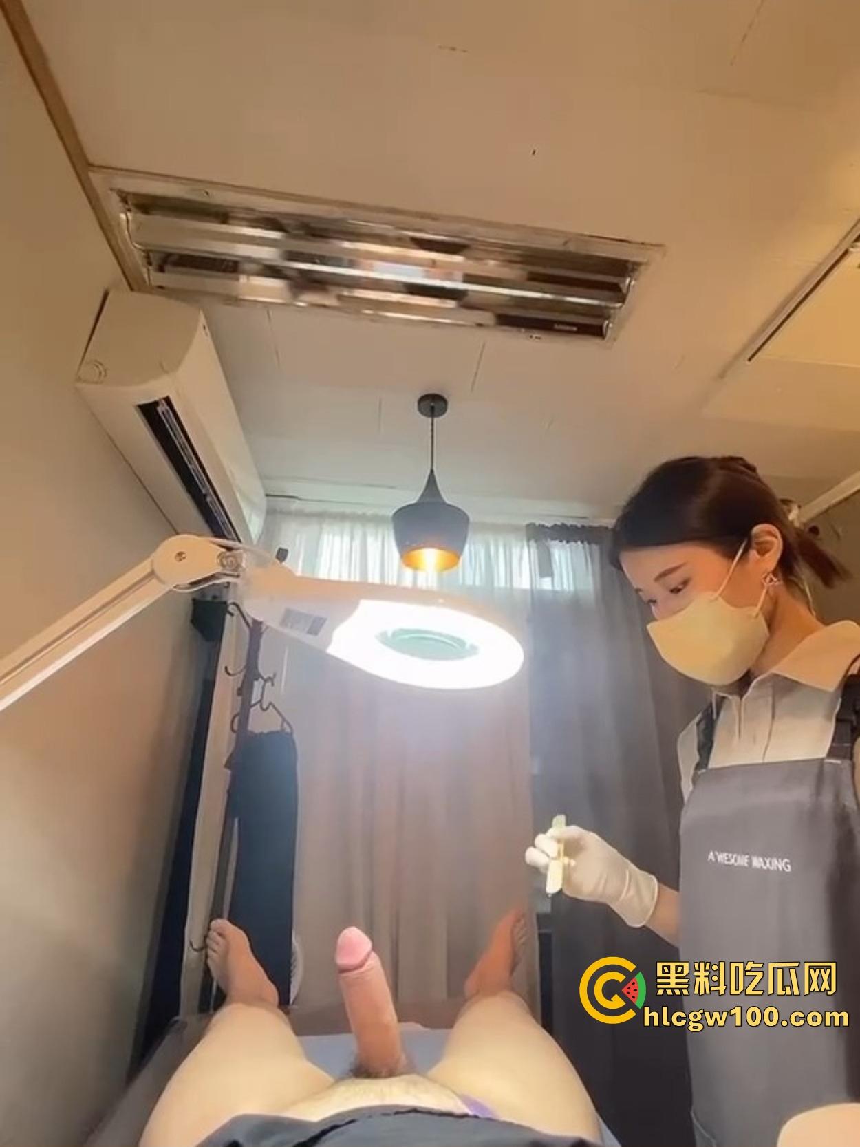 韩国美女护理师的无痛脱毛服务让人顶不住,脱毛膏没抹几下,鸡巴硬到小姐姐看懵陷入沉思,脱毛膏都快抹不稳了!-4