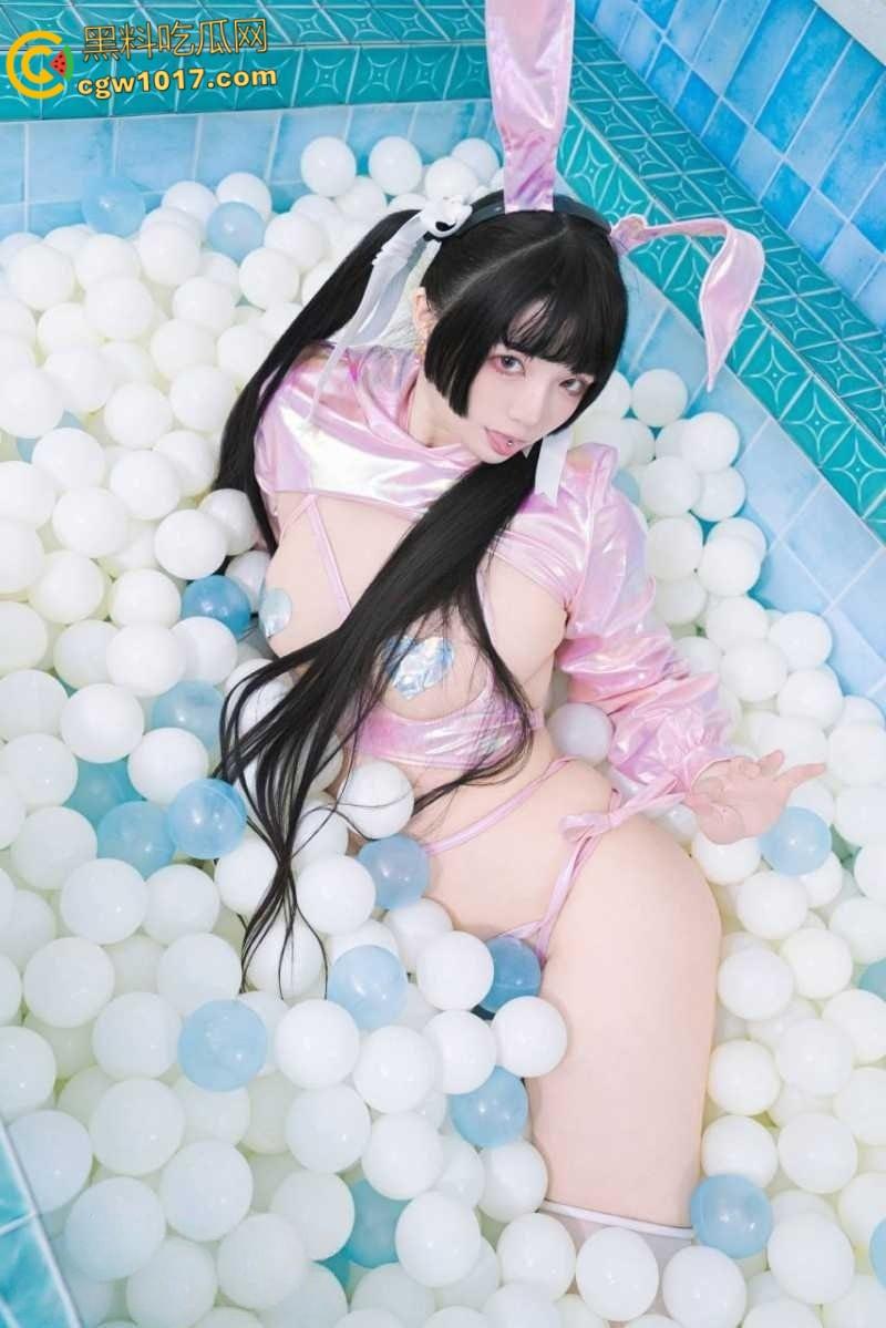 台湾萝莉女神【落落Raku】大尺度浴池写真，化身粉红小白兔激情自慰，紧致白虎穴娇艳欲滴！-4