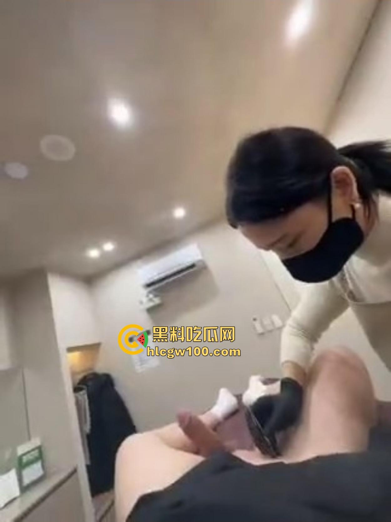 韩国美女护理师的无痛脱毛服务让人顶不住,脱毛膏没抹几下,鸡巴硬到小姐姐看懵陷入沉思,脱毛膏都快抹不稳了!-6