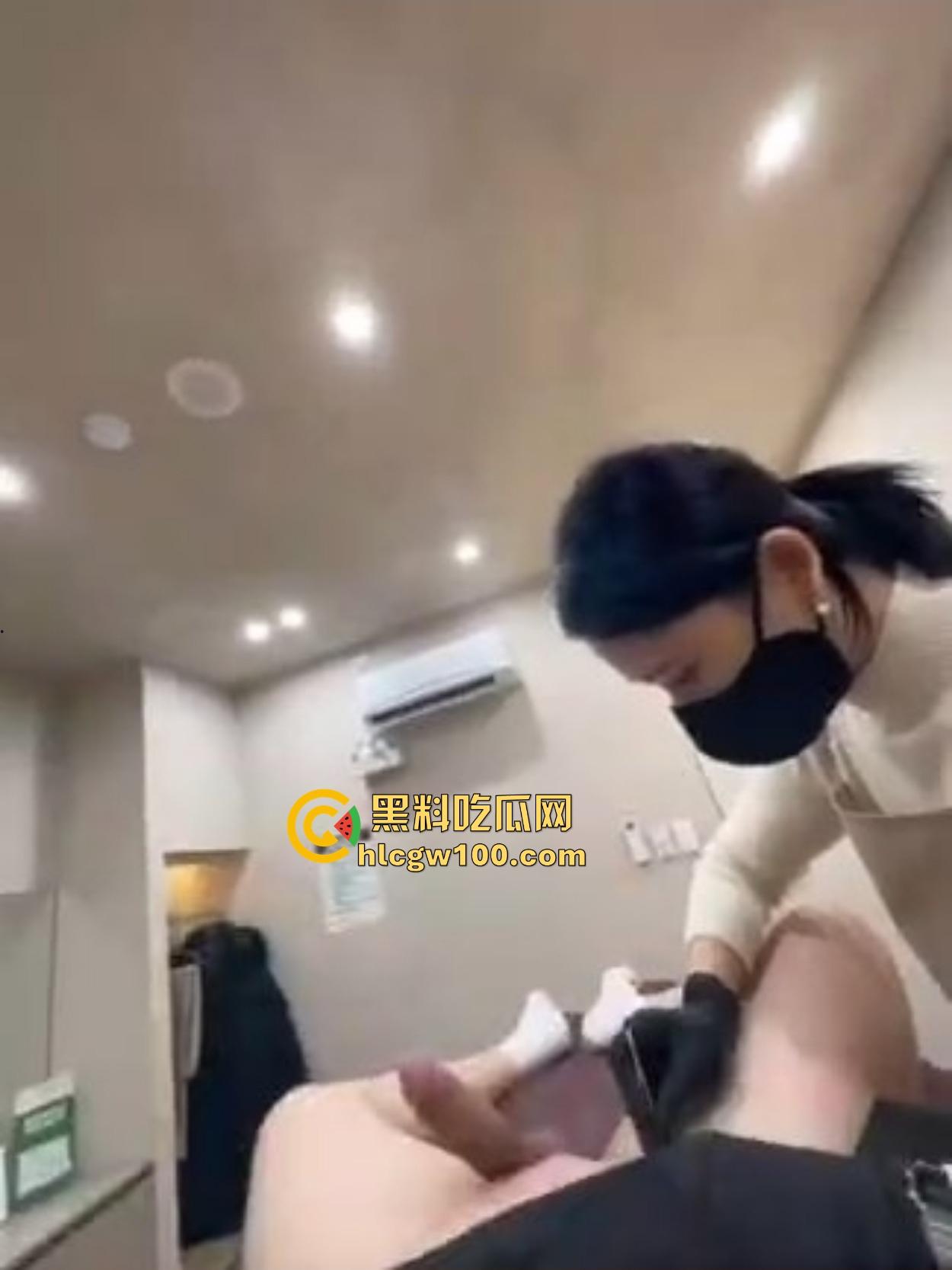 韩国美女护理师的无痛脱毛服务让人顶不住,脱毛膏没抹几下,鸡巴硬到小姐姐看懵陷入沉思,脱毛膏都快抹不稳了!-7