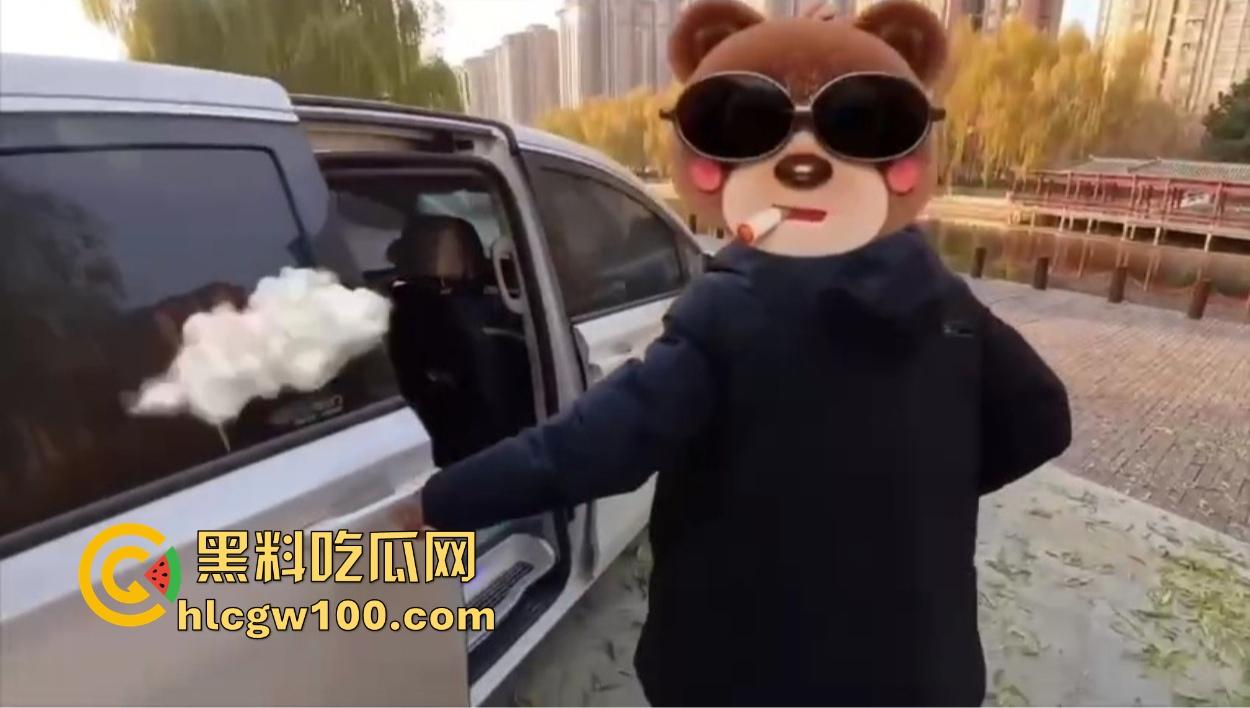 东北老哥带干女儿车震玩情趣，巴黎世家丝袜手铐搞翻车，逼都日完了手铐打不开，开锁师傅现场无语凝噎！-8