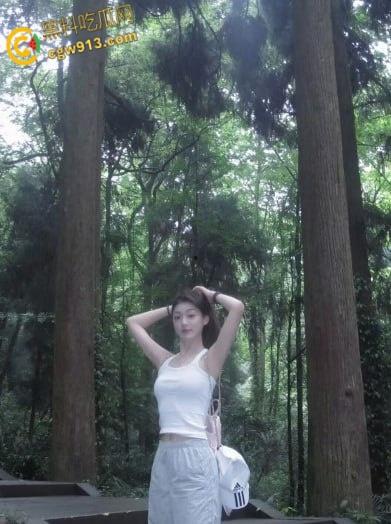 兰州博文科技学院【涵欣瑶】，娇小害羞脾气超好，任由摆布高难度倒立吃鸡，各种姿势抽插爆操，按头深喉射精 ！-2