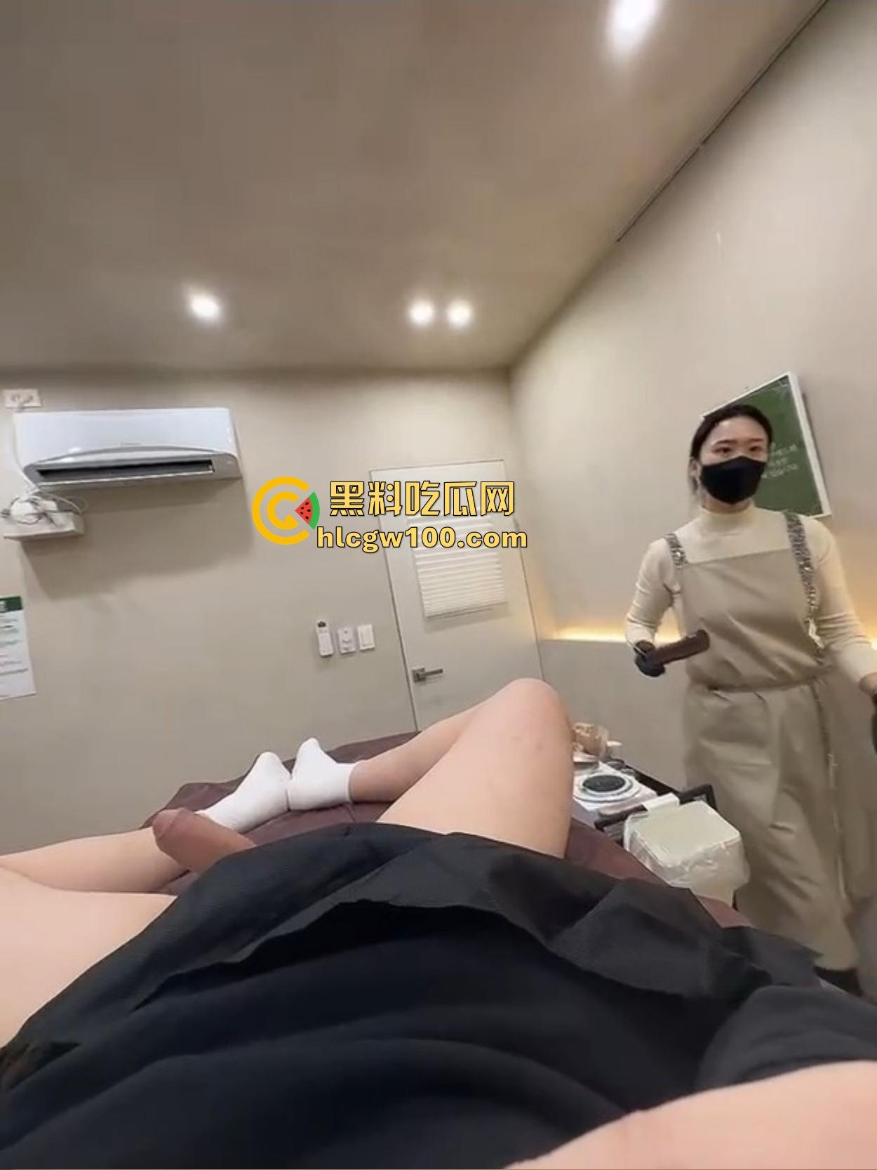 韩国美女护理师的无痛脱毛服务让人顶不住,脱毛膏没抹几下,鸡巴硬到小姐姐看懵陷入沉思,脱毛膏都快抹不稳了!-11