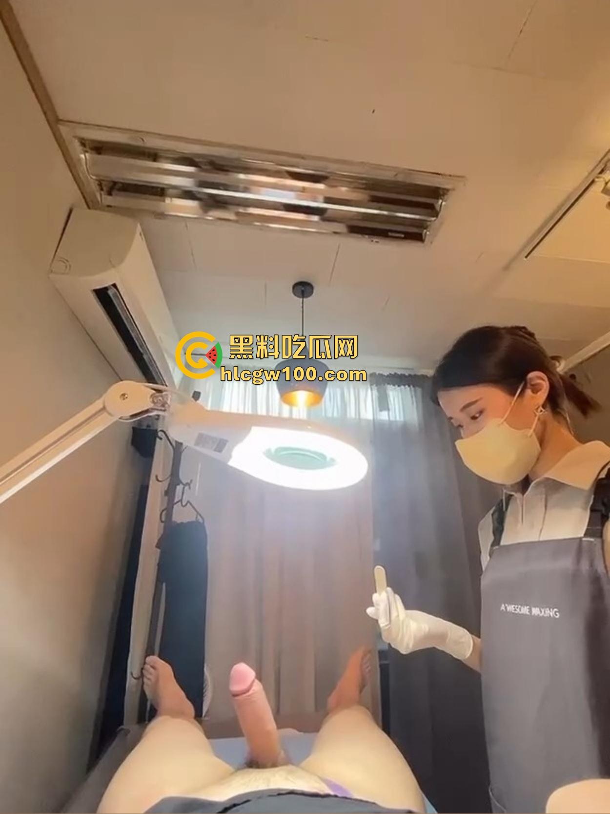 韩国美女护理师的无痛脱毛服务让人顶不住,脱毛膏没抹几下,鸡巴硬到小姐姐看懵陷入沉思,脱毛膏都快抹不稳了!-12