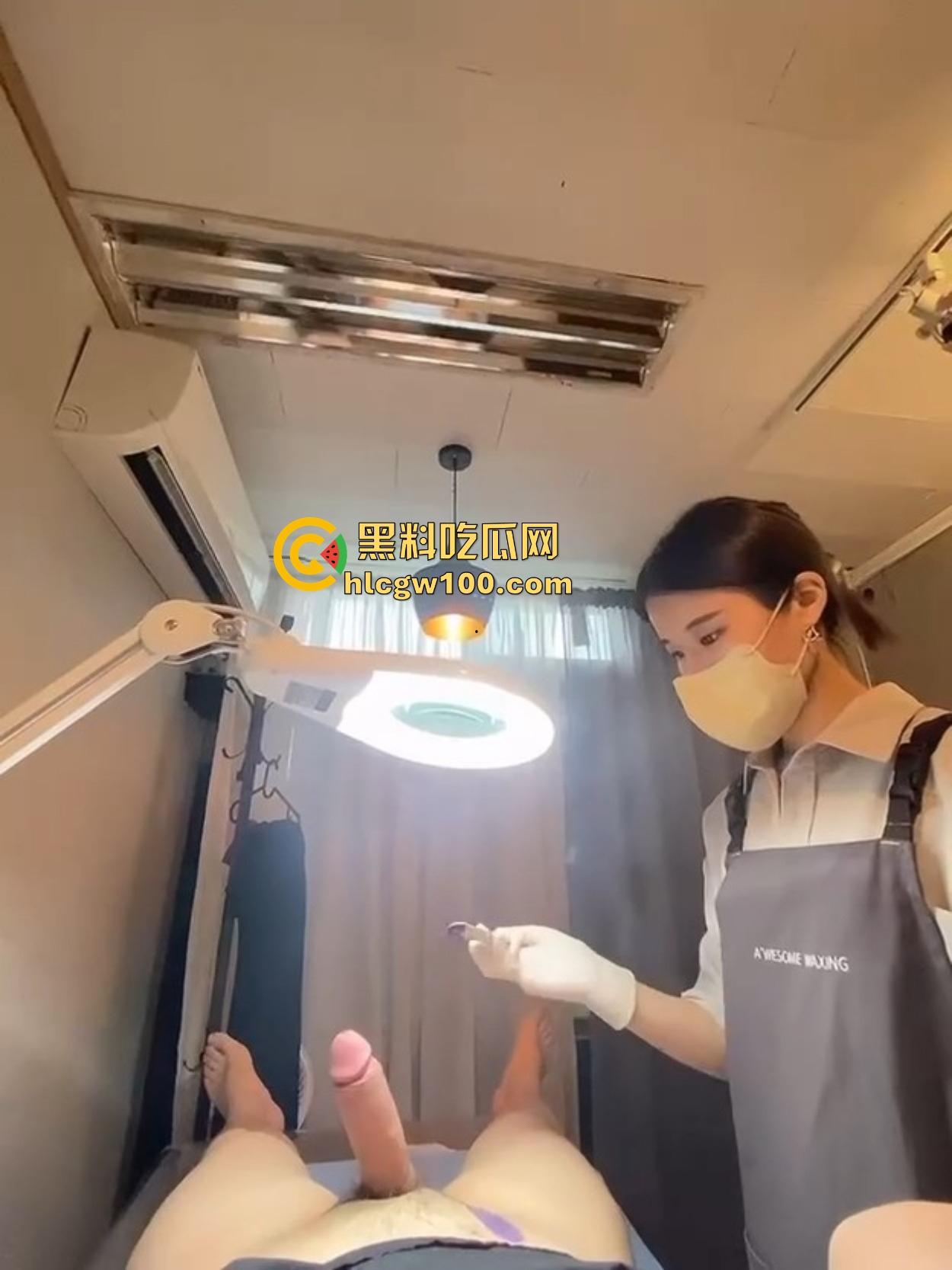 韩国美女护理师的无痛脱毛服务让人顶不住,脱毛膏没抹几下,鸡巴硬到小姐姐看懵陷入沉思,脱毛膏都快抹不稳了!-13