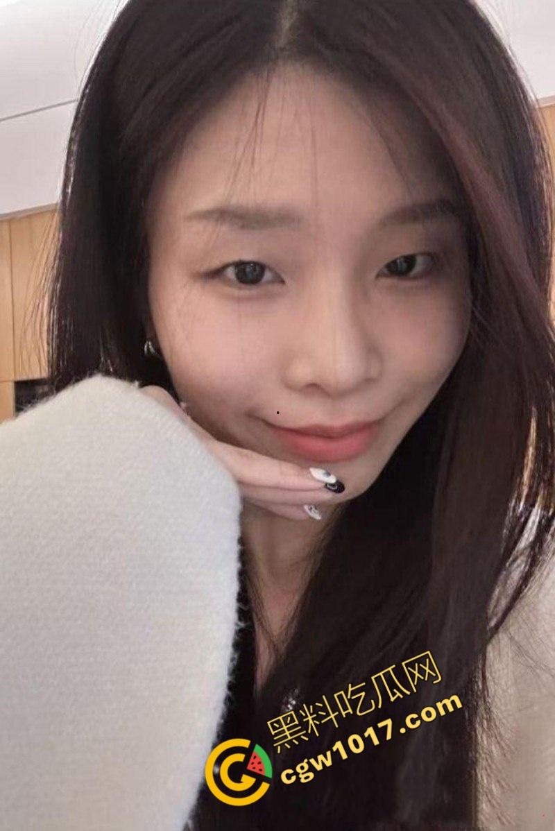 长沙工业学院大二清纯学姐【李芊婉】不雅视频曝光，雪肌黑丝大长腿，高潮迭起翻白眼，校园女神淫荡自慰，大屌猛插满足欲火-1