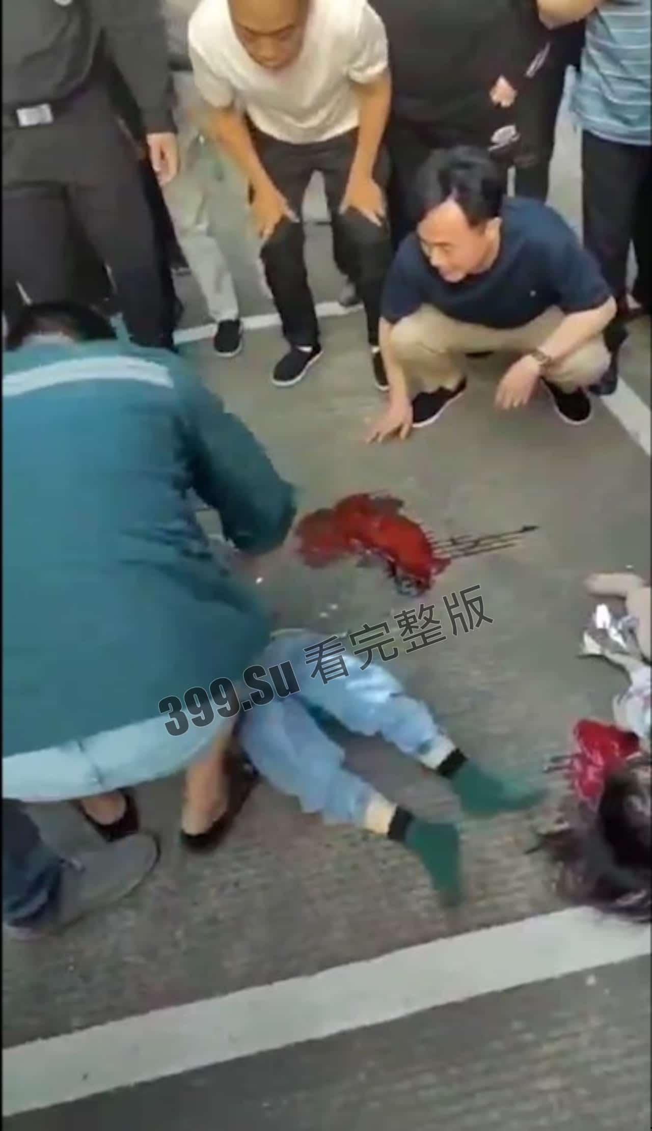 5月12日 两个幼童连带防盗窗 #坠楼  家长赶到现场当场痛哭-4