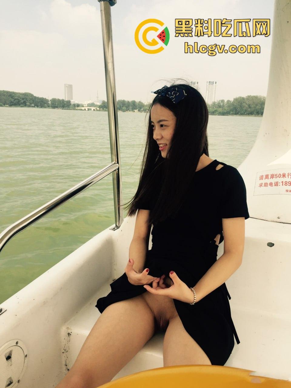 西安极品淫妻【李彤】泄露大瓜！绿毛龟带妻划船露出，宾馆捆绑给单男爽操！-2