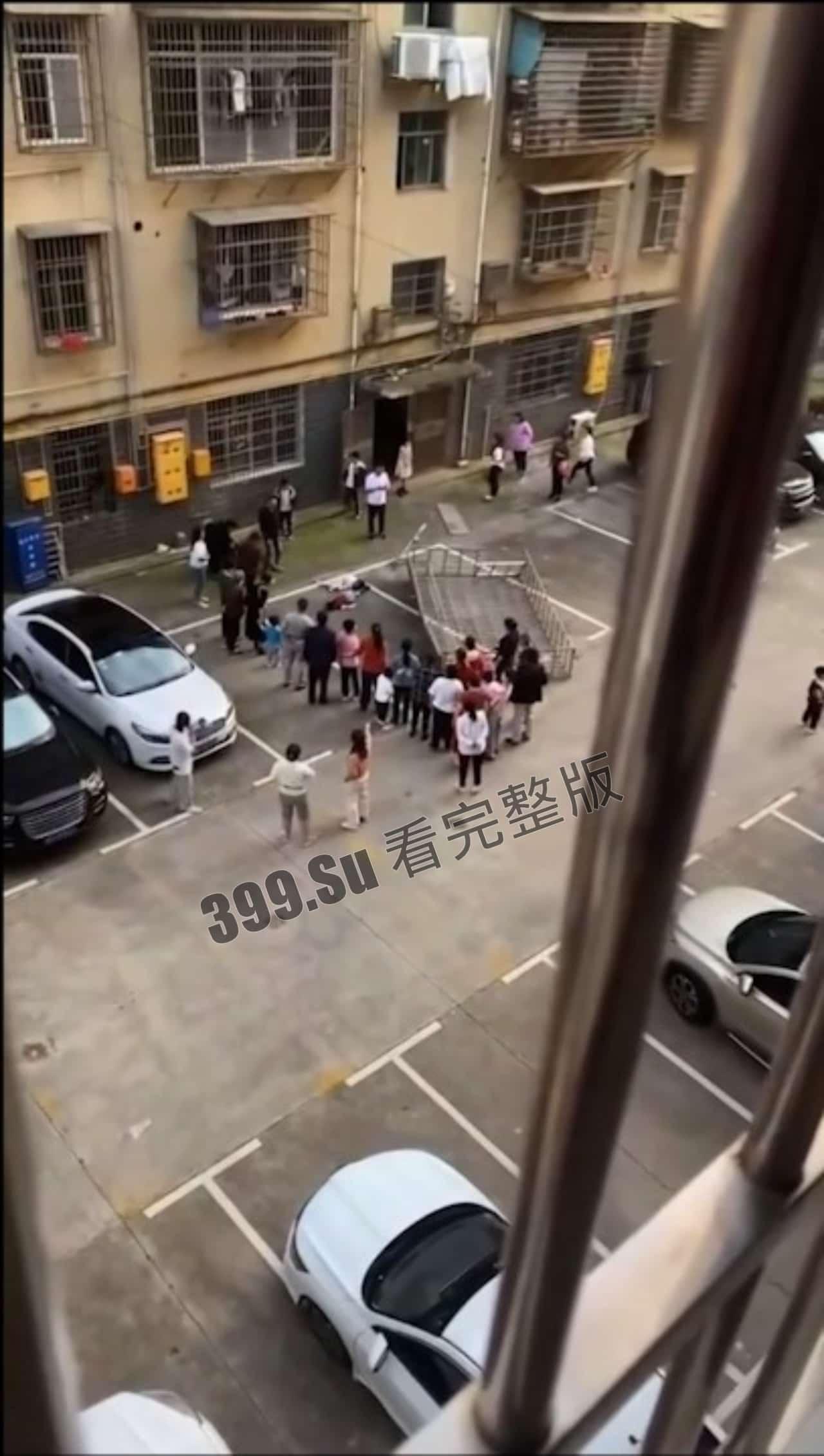 5月12日 两个幼童连带防盗窗 #坠楼  家长赶到现场当场痛哭-6