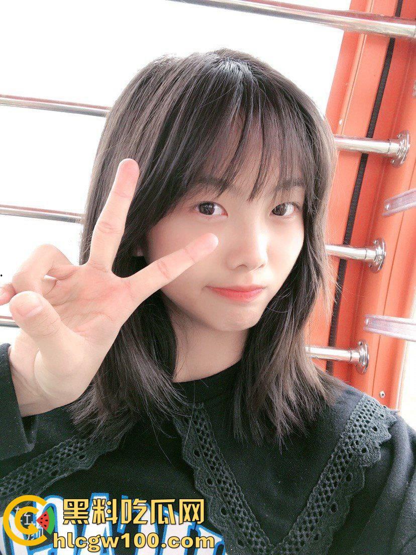 06年河北高三舞蹈系清纯嫩妹【戚畔】，黑丝一字马自慰跪地叫爸爸，揉胸自慰厕所喝尿-8