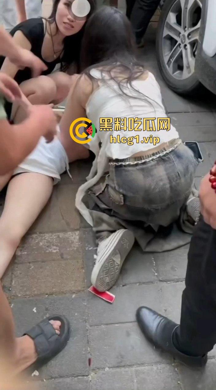 女子晕倒急需抢救，闺蜜竟拦住好心男子不让施救，乱操作差点耽误性命！-3