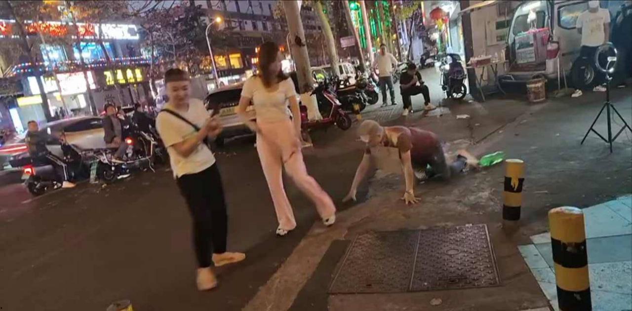 海口市 女子街头用链子牵爬行男事件 有人不做偏要做狗-1