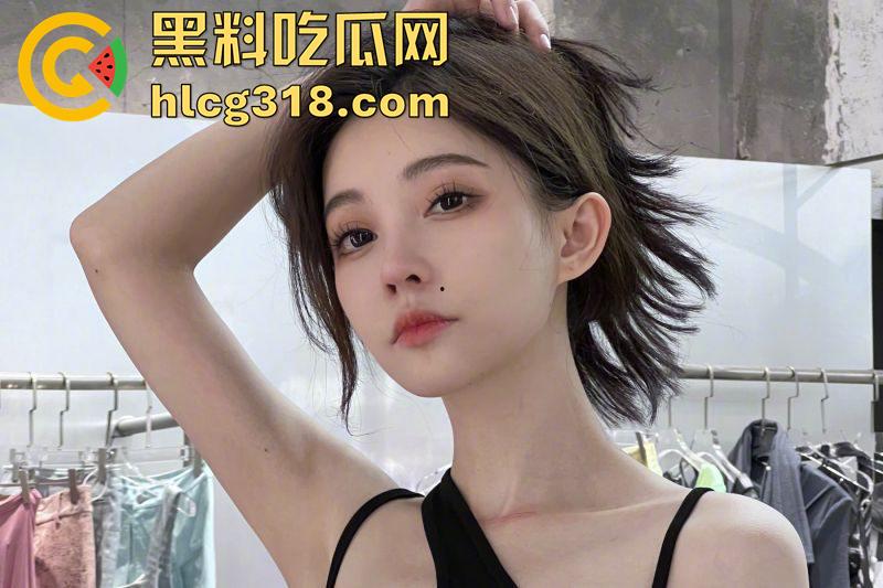 抖音女神【冯提莫】直播走光，动作太大意外春光乍现，却被网友怀疑生过孩子，奶子大的离谱！-2