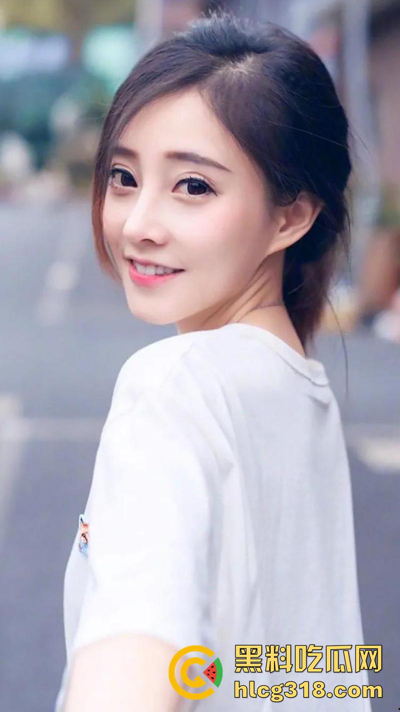 抖音女神【冯提莫】直播走光，动作太大意外春光乍现，却被网友怀疑生过孩子，奶子大的离谱！-6