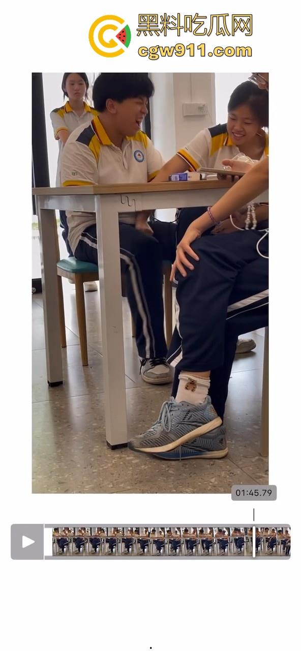 江门工贸职院早恋大瓜 ！学生情侣当众互摸下体，腿长裤裆鼓鼓，纤手隔裤猛揉男生硬屌，满满的青春气息！-2