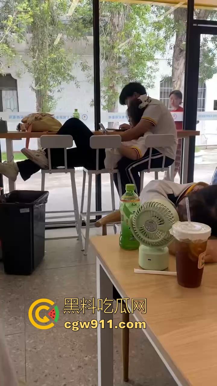 江门工贸职院早恋大瓜 ！学生情侣当众互摸下体，腿长裤裆鼓鼓，纤手隔裤猛揉男生硬屌，满满的青春气息！-4