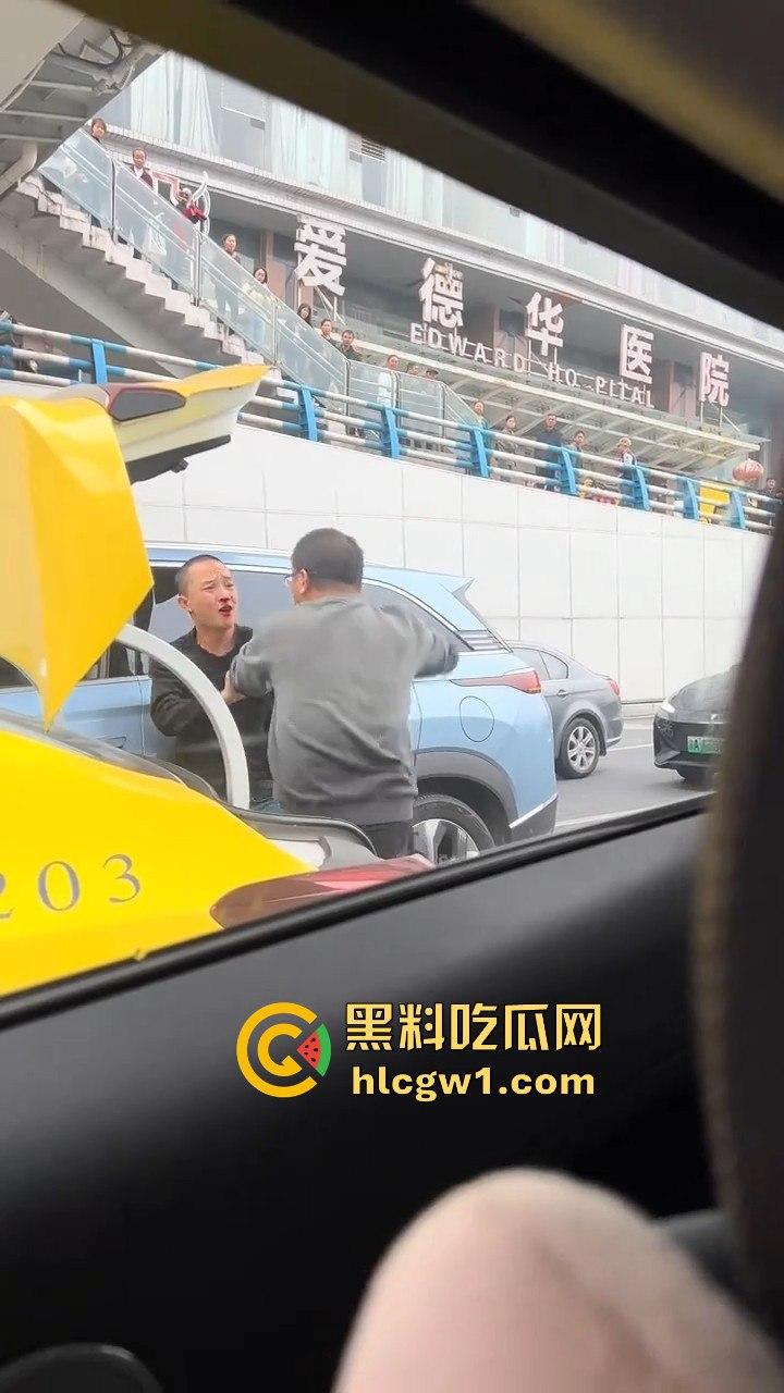 重庆沙坪坝黄色法拉利剐蹭私家车不算，还把车主揍得满地找牙！-6